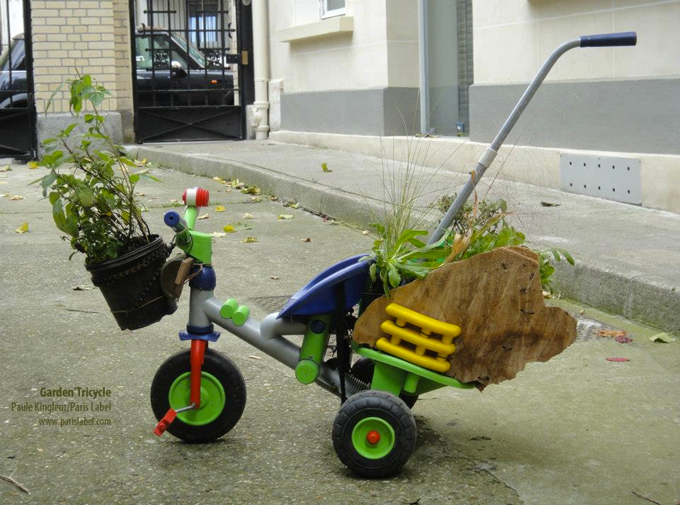 tricycle bricolé en jardin avec aile bois et récup plexi - Paule Kingleur / Paris Label