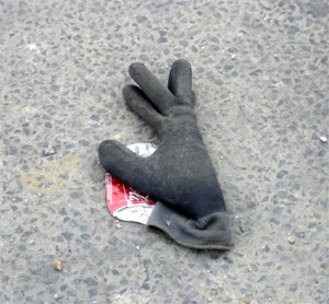 gant gris-noir avec canette coca écrasée