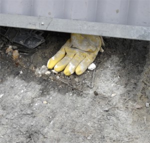 gant jaune sous panneau chantier tram