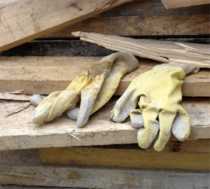 gants dans le chaos de bois - tram porte de montreuil 20e