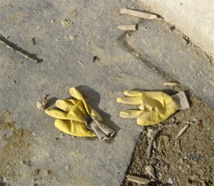 gants jaunes tram porte dorée