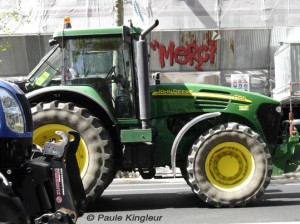 tracteur devant boutique merci, photo paule kingleur