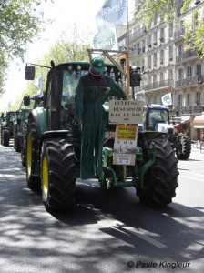 pendu tracteur, manif agriculteurs paris, photo paule kingleur / Paris Label