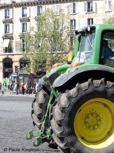 roues tracteur devant banque de france à bastille, photo paule kingleur