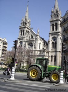 tracteur devant l'église saint ambroise à paris, photo paule kingleur