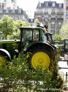 tracteur jaune à l'arrêt, photo paule kingleur