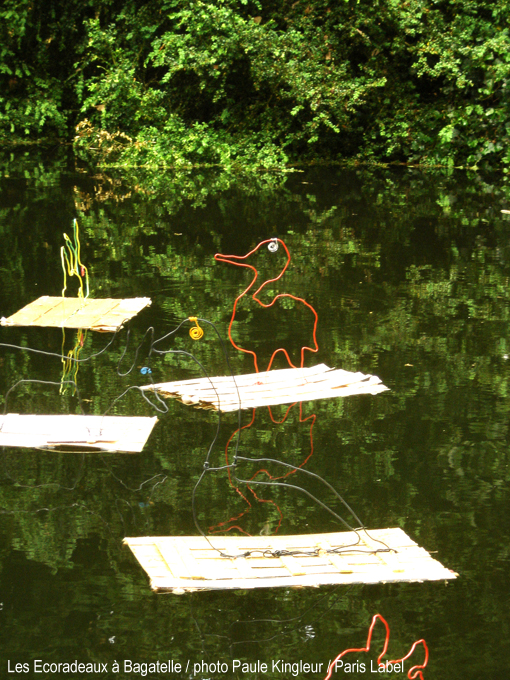 Journées de la biodiversité au parc de bagatelle du bois de boulogne à paris 16e : ecoradeaux réalisés par des enfants sous l'impulsion de paris label avec les artistes paule kingleur et anne maurange