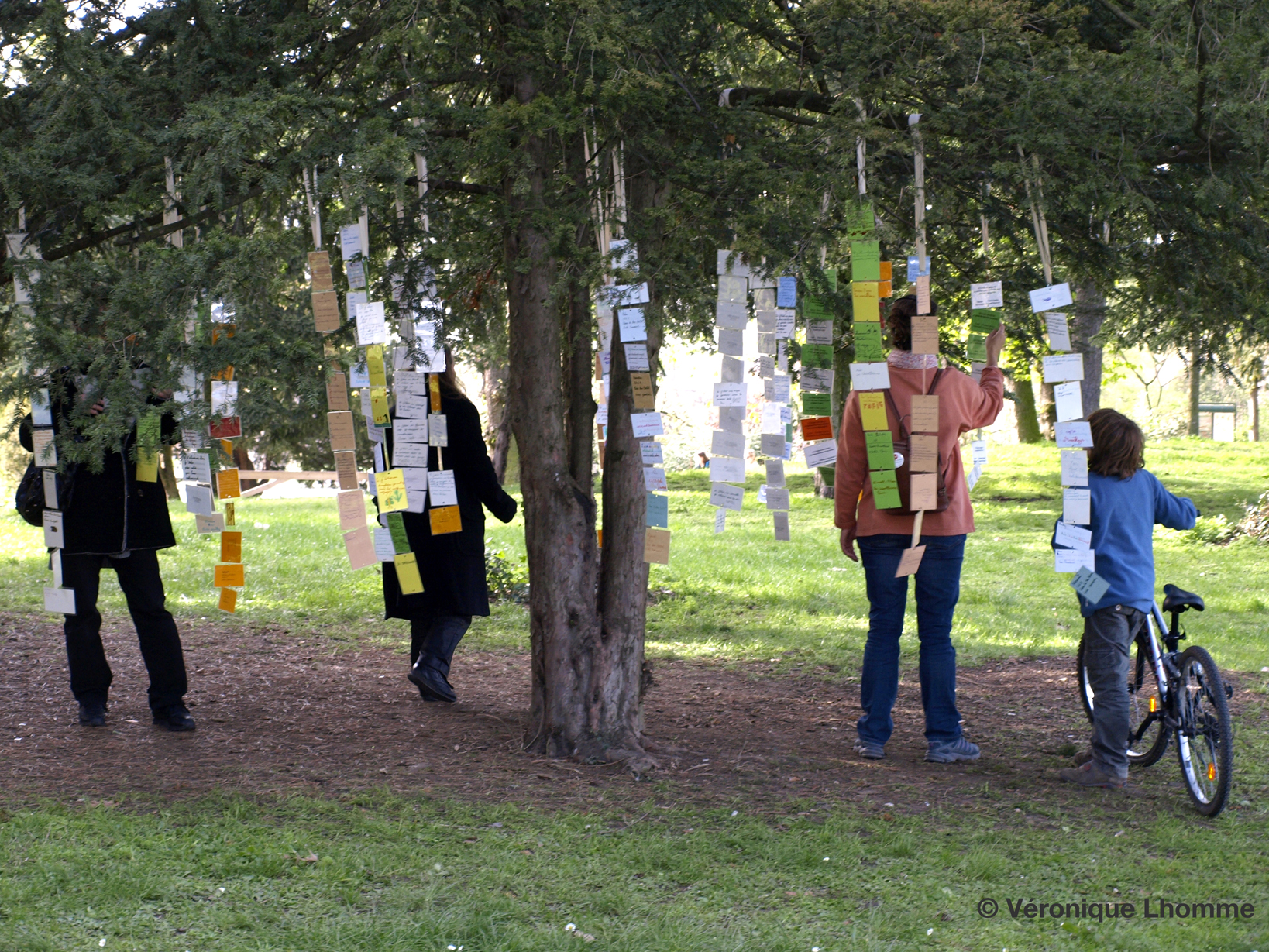 arbre à palabres accueillant les poèmes des enfants sur une idée de paule kingleur pour la biodiversité 2010 à paris