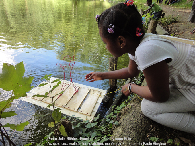 Escale d'eau à clichy sous bois : radeau au lac de clichy sous bois - atelier de fabrication en plein-air avec les enfants : Paris Label / Paule Kingleur 