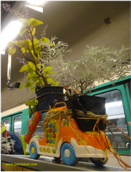 camion fleuri à la station de métro Nation - Paris Label sur une idée de Paule Kingleur pour Parking Day 2011