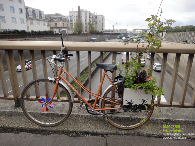 Dadagreen en balade à vélo, au dessus du périf. Potager urbain suspendu : création Paule Kingleur pour Paris Label