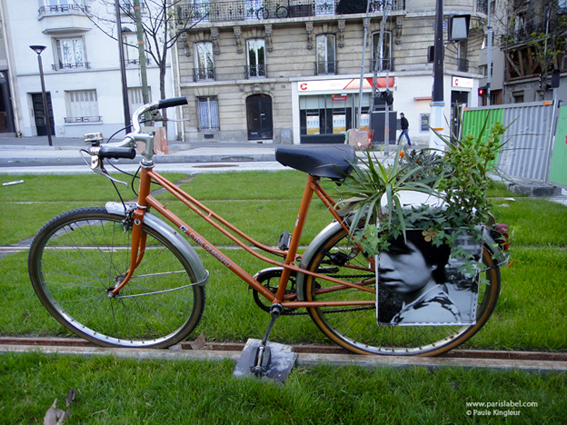 Dadagreen à vélo sur rail du tramway parisien !