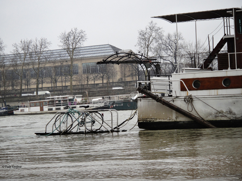 Vélo, bateau sur la Seine en crue entre le Grand Palais et le Louvre Photo Paule Kingleur - février 2013 