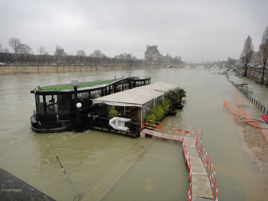 la crue de la Seine isole la péniche comme un ilôt - photo Paule Kingleur