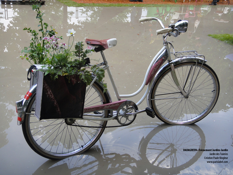 Dadagreen sur vélo lors des pluies diluviennes aux Tuileries - Evènement Jardins Jardin 2013