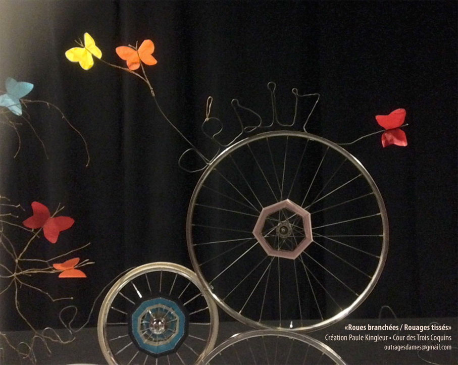 Roues de vélo tissées et papillonnées - installation art Paule Kingleur